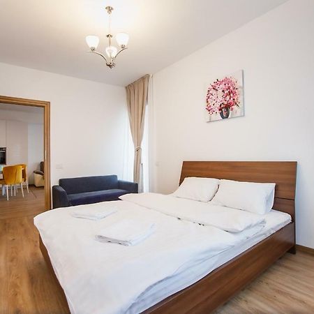 Spacious & Bright 2 Bedroom Central Apartment Орадеа Екстериор снимка
