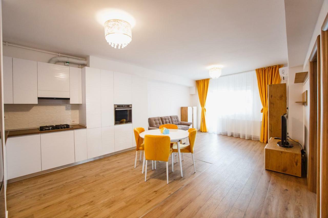 Spacious & Bright 2 Bedroom Central Apartment Орадеа Екстериор снимка