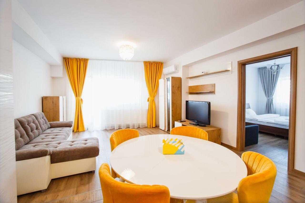 Spacious & Bright 2 Bedroom Central Apartment Орадеа Екстериор снимка