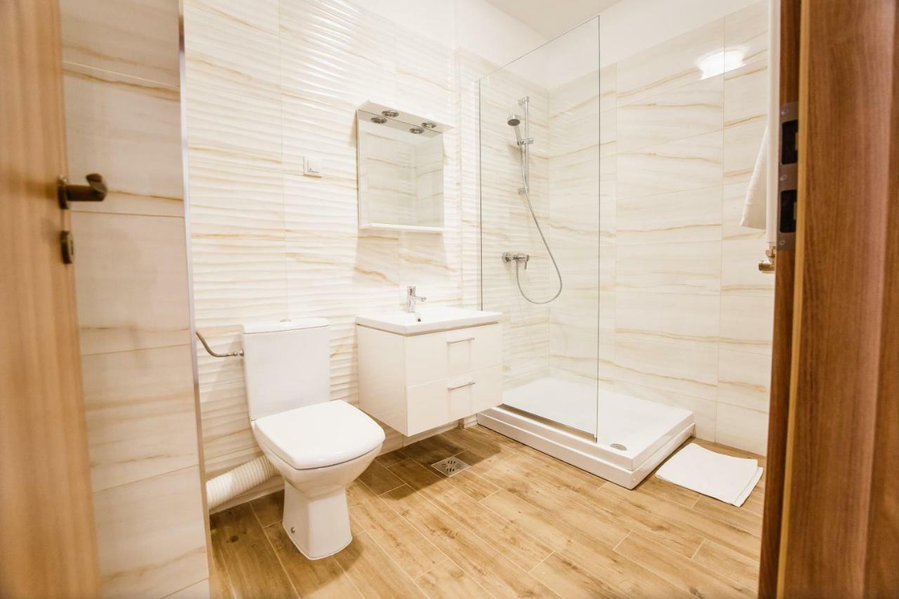 Spacious & Bright 2 Bedroom Central Apartment Орадеа Екстериор снимка