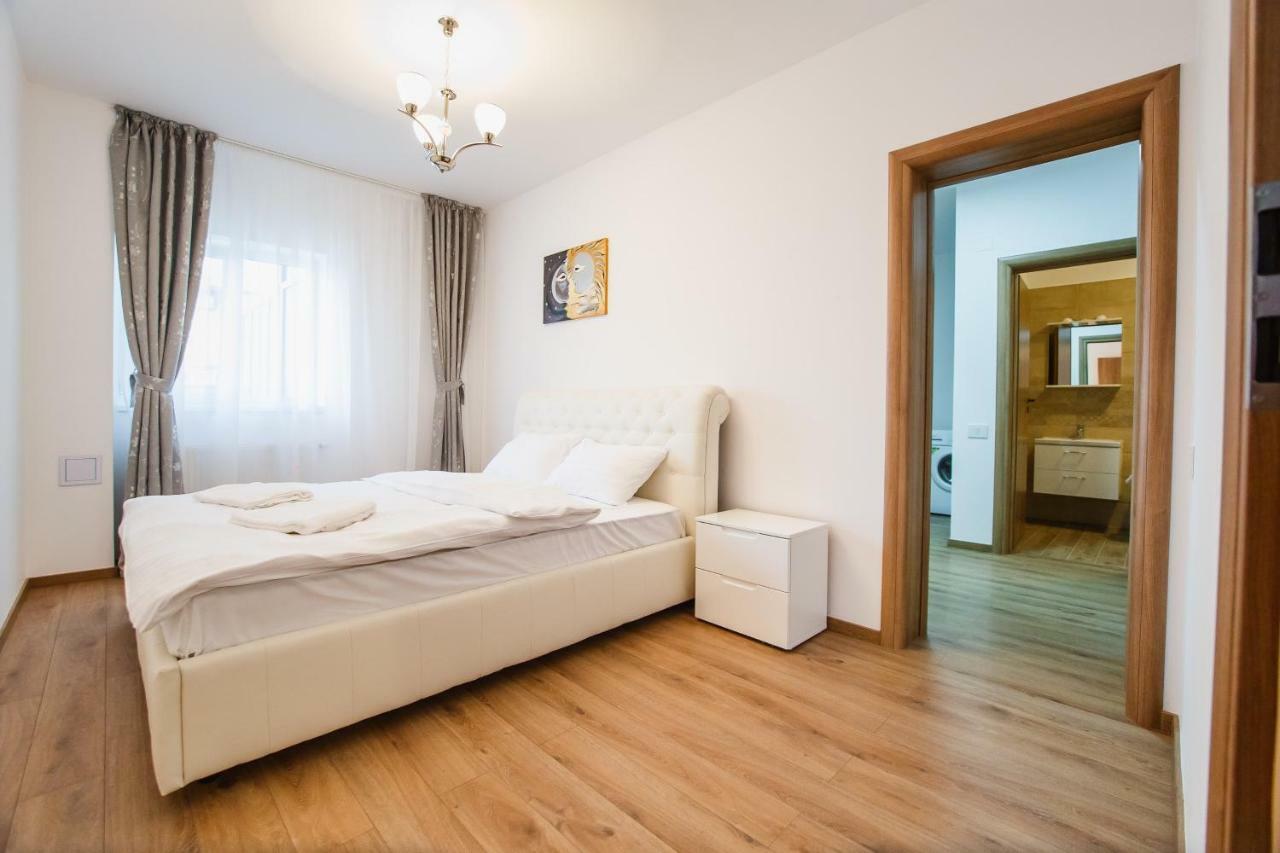 Spacious & Bright 2 Bedroom Central Apartment Орадеа Екстериор снимка
