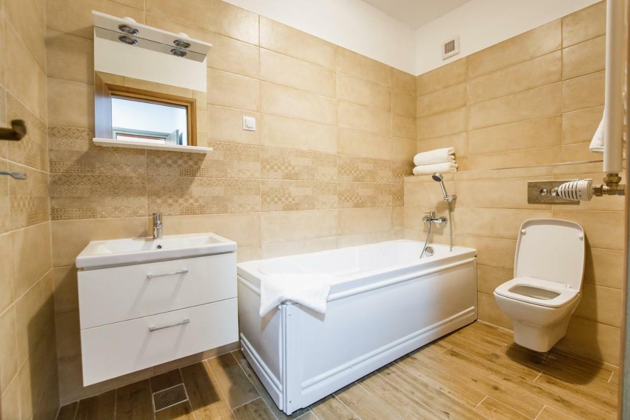 Spacious & Bright 2 Bedroom Central Apartment Орадеа Екстериор снимка