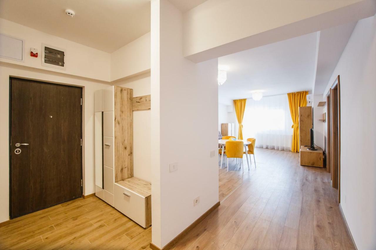 Spacious & Bright 2 Bedroom Central Apartment Орадеа Екстериор снимка