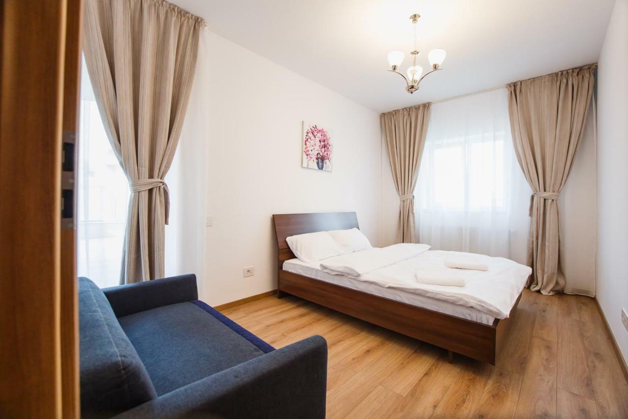 Spacious & Bright 2 Bedroom Central Apartment Орадеа Екстериор снимка