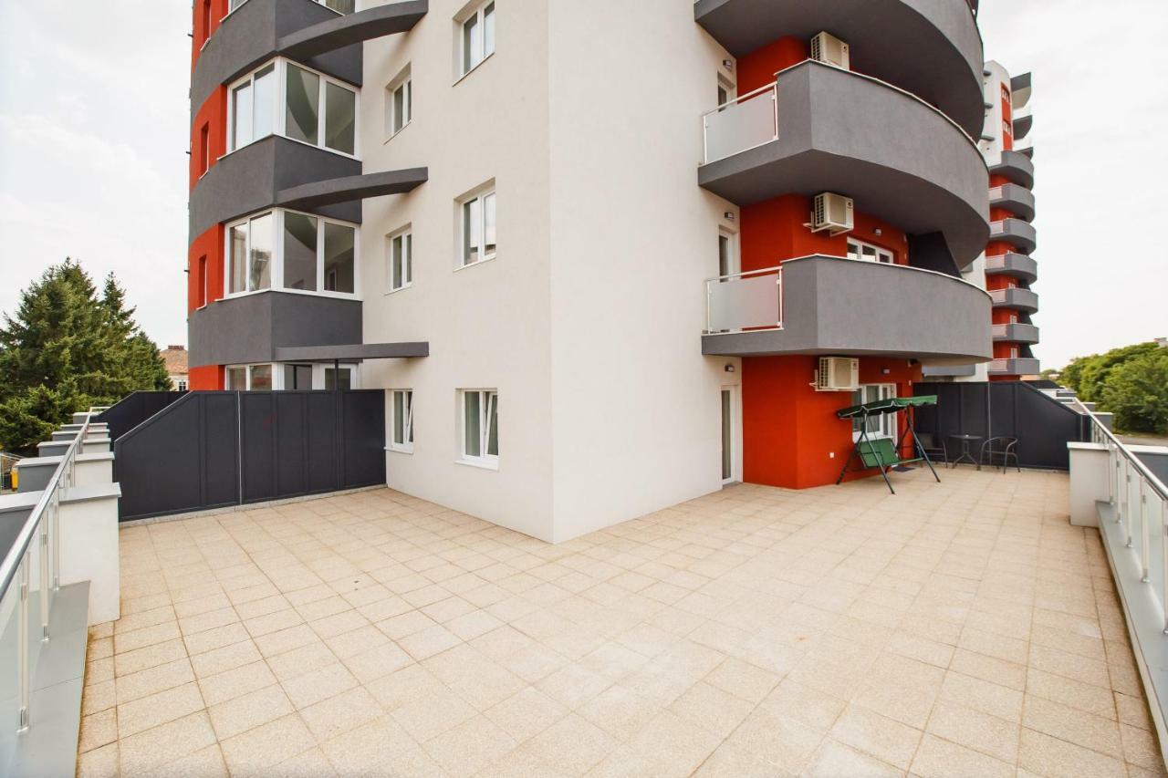 Spacious & Bright 2 Bedroom Central Apartment Орадеа Екстериор снимка