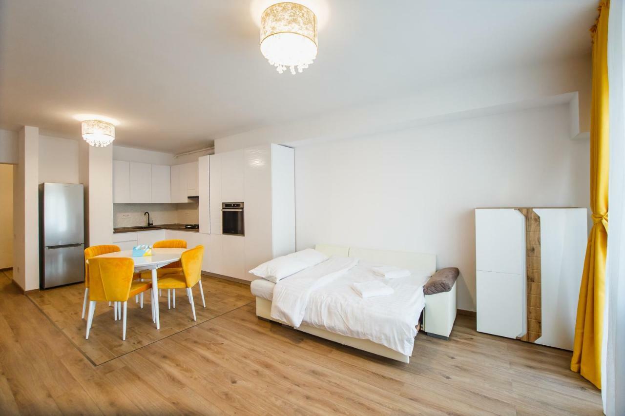 Spacious & Bright 2 Bedroom Central Apartment Орадеа Екстериор снимка