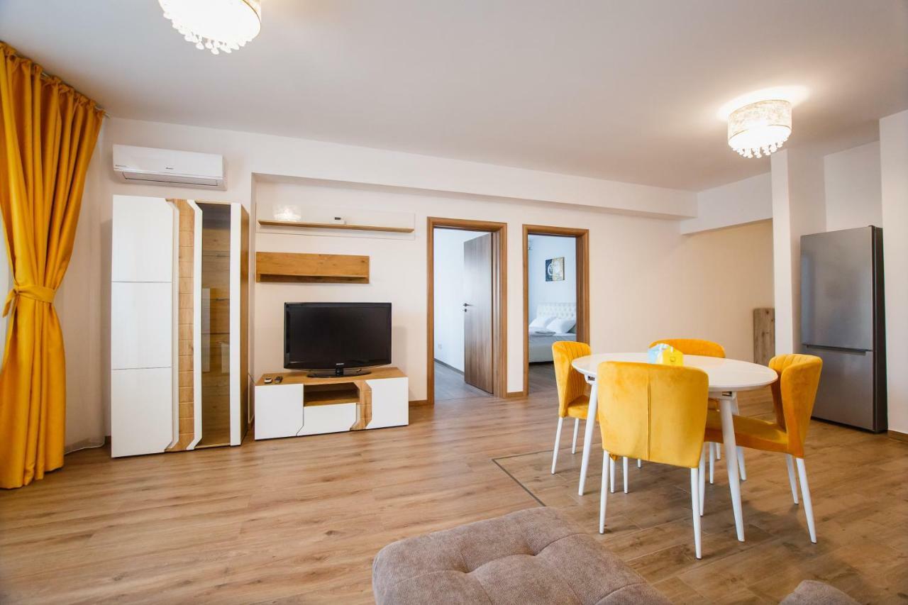 Spacious & Bright 2 Bedroom Central Apartment Орадеа Екстериор снимка
