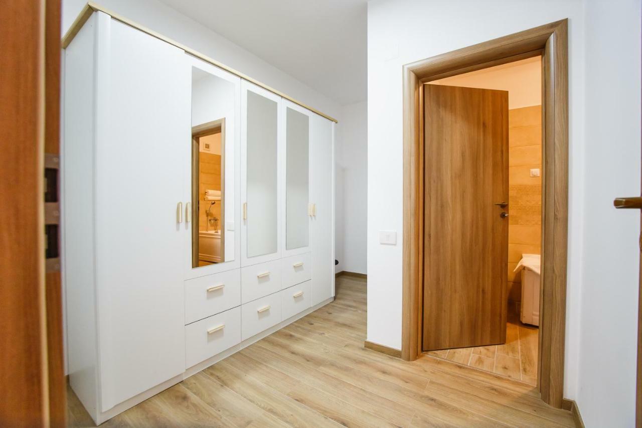 Spacious & Bright 2 Bedroom Central Apartment Орадеа Екстериор снимка