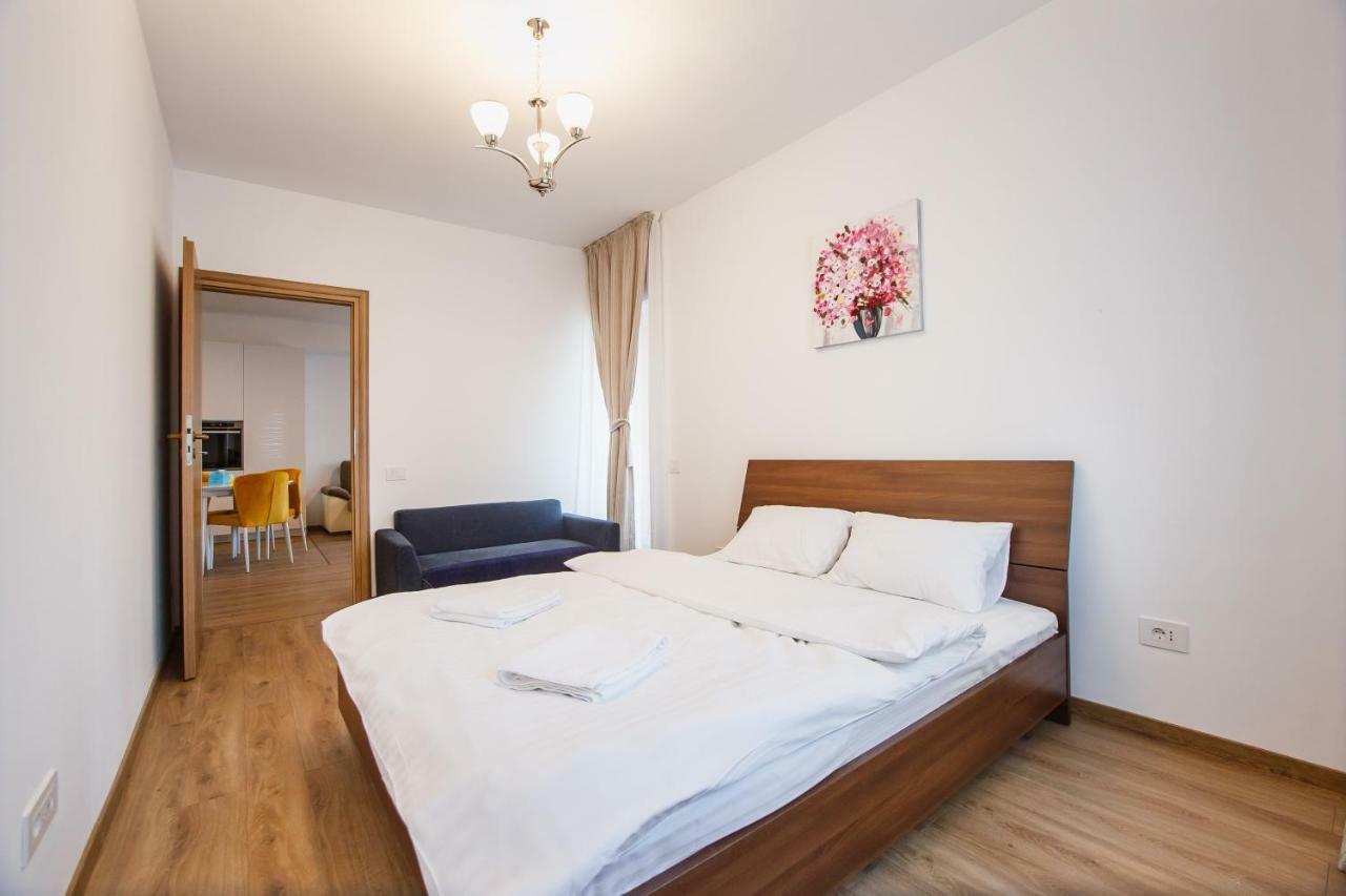 Spacious & Bright 2 Bedroom Central Apartment Орадеа Екстериор снимка